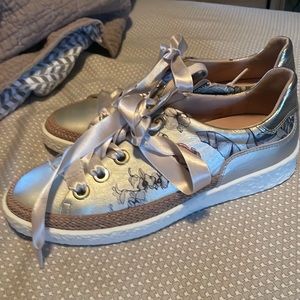 Soft waves arch support brand new women’s sneakers size 38 European